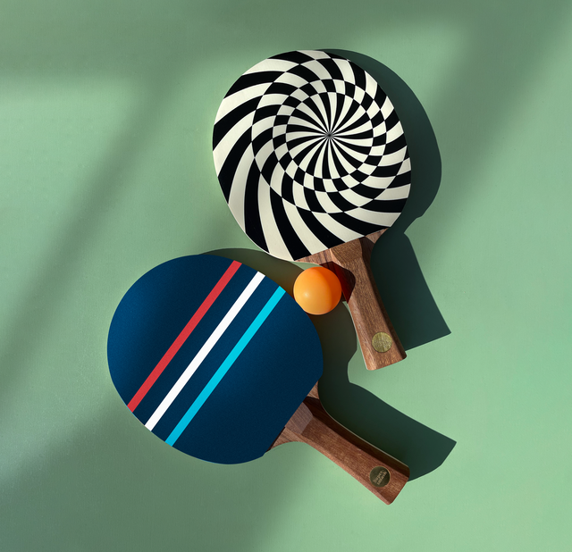 Supersmash met balle sur table avec une collection de raquettes pop et  colorée